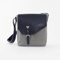 グリフィスモデルのショルダーバッグ。