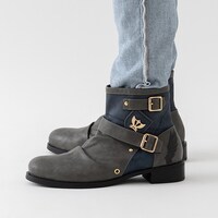 グリフィスモデルのブーツの着用イメージ。