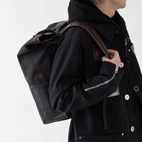 ガッツモデルのバックパックの使用イメージ。