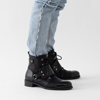 ガッツモデルのブーツの着用イメージ。