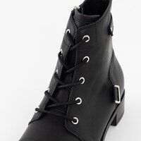 ガッツモデルのブーツ。