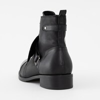 ガッツモデルのブーツ。