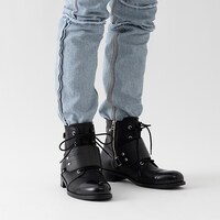 ガッツモデルのブーツの着用イメージ。