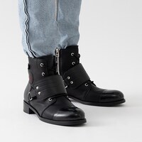 ガッツモデルのブーツの着用イメージ。