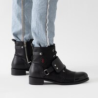 ガッツモデルのブーツの着用イメージ。