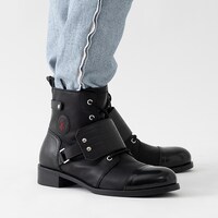 ガッツモデルのブーツの着用イメージ。