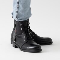 ガッツモデルのブーツの着用イメージ。