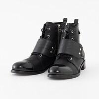 ガッツモデルのブーツ。