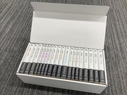「松本大洋プレミアムコミック文庫BOX」の箱を開けると8タイトルの全19冊が並ぶ。特典のカバー8枚とカードは箱底に収められている。写真はサンプル。