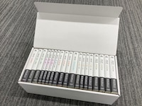 「松本大洋プレミアムコミック文庫BOX」の箱を開けると8タイトルの全19冊が並ぶ。特典のカバー8枚とカードは箱底に収められている。写真はサンプル。