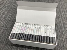 「松本大洋プレミアムコミック文庫BOX」の箱を開けると8タイトルの全19冊が並ぶ。特典のカバー8枚とカードは箱底に収められている。写真はサンプル。