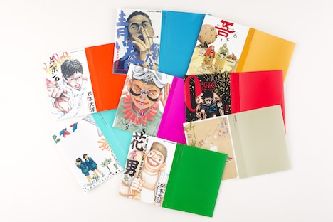 特典として付属している全8作品の特製カバーが8枚。写真はサンプル。