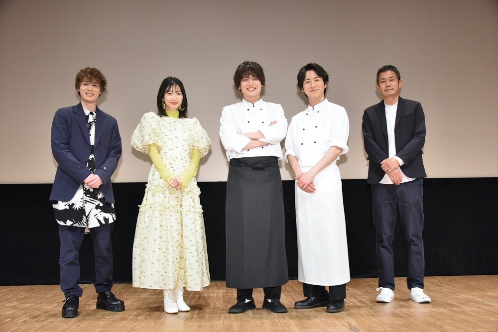 映画「パティシエさんとお嬢さん」完成披露イベントより。左から横田龍儀、岡本夏美、崎山つばさ、増田俊樹、古厩智之監督。
