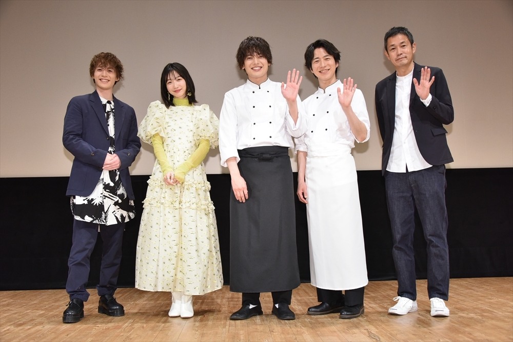 映画「パティシエさんとお嬢さん」完成披露イベントより。左から横田龍儀、岡本夏美、崎山つばさ、増田俊樹、古厩智之。