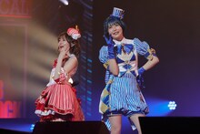 左からレオナ・ウェスト役の若井友希、ドロシー・ウェスト役の澁谷梓希。