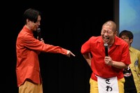 左から岩井勇気、手裏剣を投げる際に腰を痛めた澤部佑。