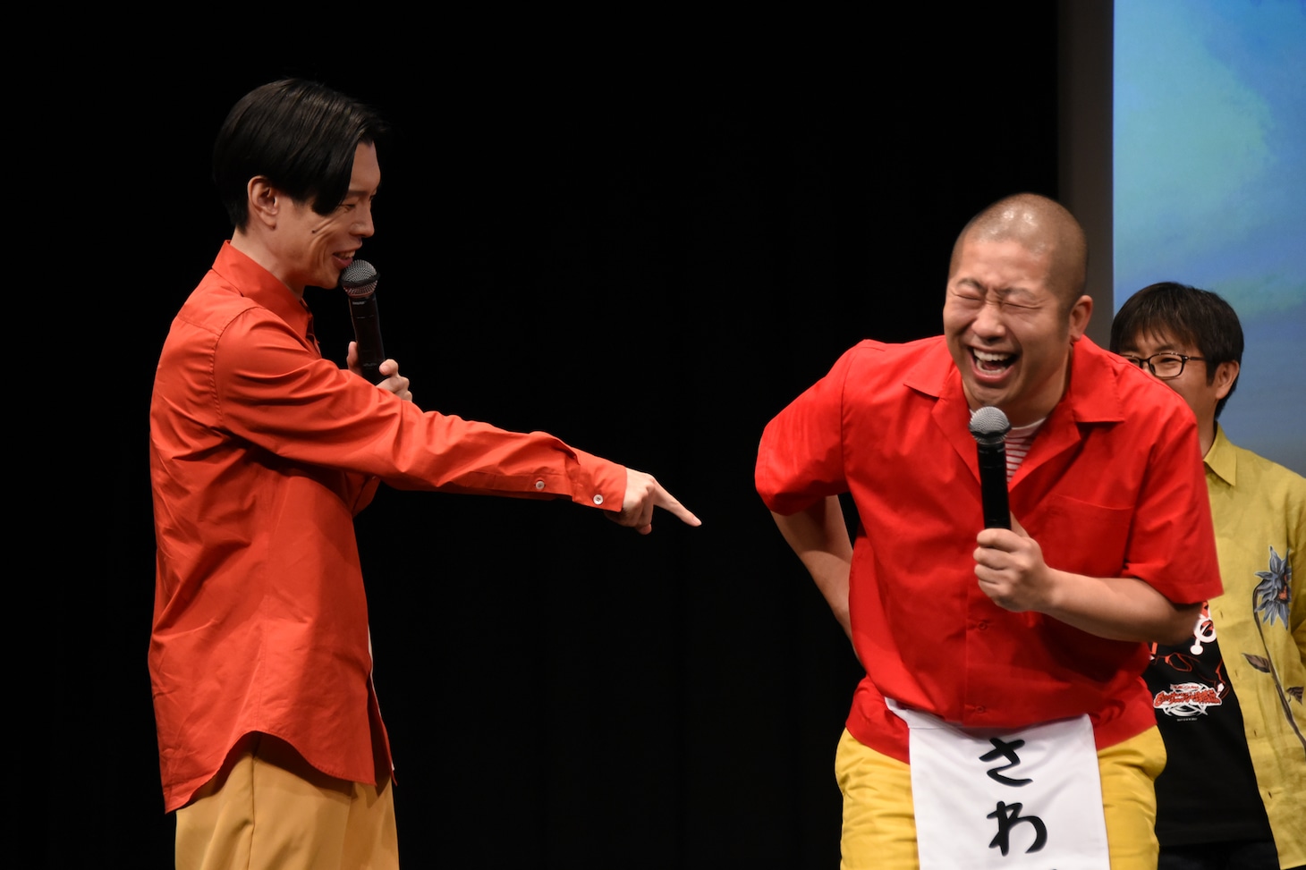 左から岩井勇気、手裏剣を投げる際に腰を痛めた澤部佑。