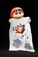 変わり身の術を披露する野原しんのすけ。