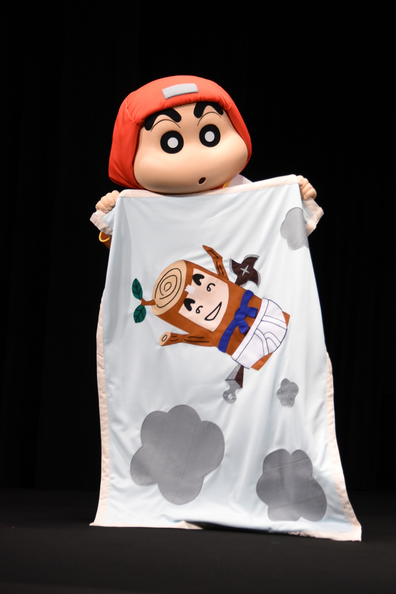 変わり身の術を披露する野原しんのすけ。