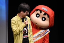 橋本昌和監督（左）のコメントを聞く野原しんのすけ（右）。