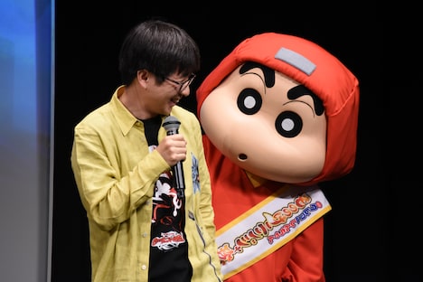 橋本昌和監督（左）のコメントを聞く野原しんのすけ（右）。