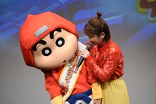 野原しんのすけ（左）に劇中のセリフを生披露する川栄李奈（右）。