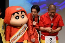 岩井勇気（中央）、澤部佑（右）と距離を縮めようとする野原しんのすけ（左）。
