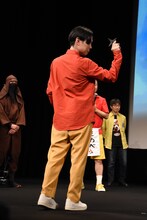 手裏剣を投げようとする岩井勇気。