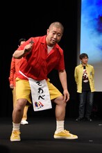 手裏剣を投げようとする澤部佑。