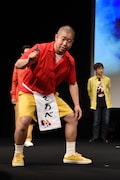 手裏剣を投げようとする澤部佑。