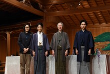 「能 狂言『鬼滅の刃』」の制作発表より。左から木ノ下裕一、野村萬斎、大槻文蔵、大槻裕一。