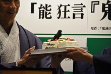 野村萬斎が4月5日に誕生日だったため、大槻裕一からケーキと花が渡された。