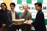 野村萬斎が4月5日に誕生日だったため、大槻裕一からケーキが、大槻文蔵から花が渡された。