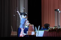 フラワーシャワーを行いながら登場した江戸川コナン。