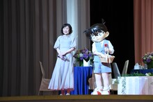 左から山崎和佳奈、江戸川コナン。