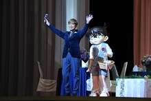 左から古谷徹、江戸川コナン。