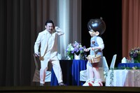 江戸川コナンの前髪が頭に刺さった高木渉。