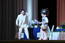 江戸川コナンの前髪が頭に刺さった高木渉。