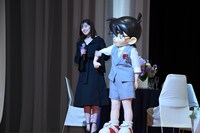 白石麻衣をエスコートする江戸川コナン。