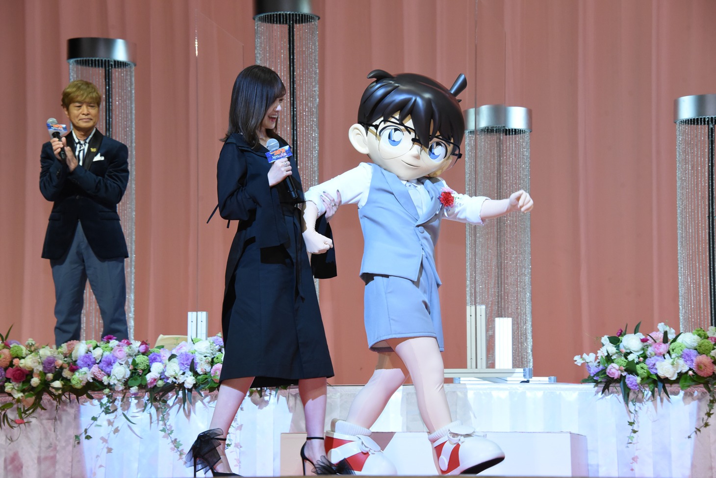 白石麻衣をエスコートする江戸川コナン。