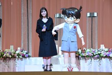 白石麻衣をエスコートする江戸川コナン。