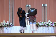 白石麻衣をエスコートする江戸川コナン。