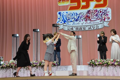 劇場アニメ「名探偵コナン ハロウィンの花嫁」の「完成“披露宴”試写会」の様子。