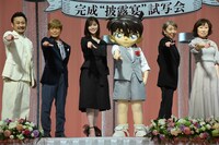 劇場アニメ「名探偵コナン ハロウィンの花嫁」の「完成“披露宴”試写会」の様子。左から高木渉、古谷徹、白石麻衣、江戸川コナン、高山みなみ、山崎和佳奈。