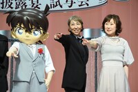 左から江戸川コナン、高山みなみ、山崎和佳奈。
