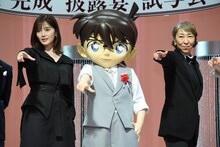 左から白石麻衣、江戸川コナン、高山みなみ。