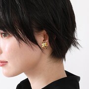 花垣武道モデルのイヤリングの使用イメージ。