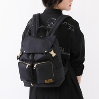 佐野万次郎モデルのバッグの使用イメージ。