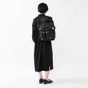 佐野万次郎モデルのバッグの使用イメージ。