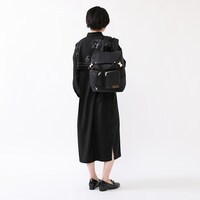 佐野万次郎モデルのバッグの使用イメージ。